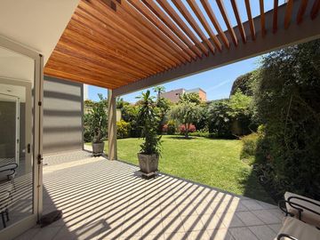 Vendo hermosa casa cerca a parque con amplia terraza y jardin frente a parque