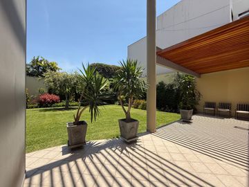 Vendo hermosa casa cerca a parque con amplia terraza y jardin frente a parque