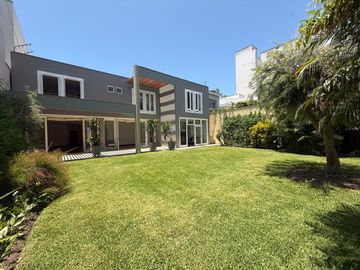 Vendo hermosa casa cerca a parque con amplia terraza y jardin frente a parque