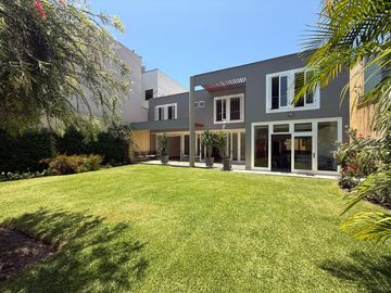 Vendo hermosa casa cerca a parque con amplia terraza y jardin frente a parque