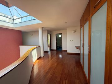Vendo hermosa casa cerca a parque con amplia terraza y jardin frente a parque