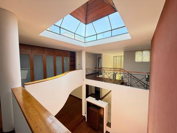 Vendo hermosa casa cerca a parque con amplia terraza y jardin frente a parque