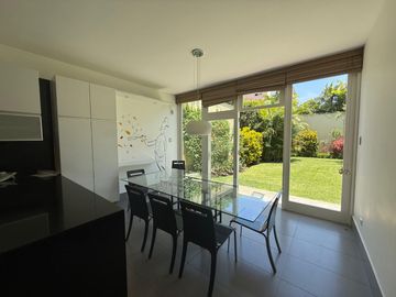 Vendo hermosa casa cerca a parque con amplia terraza y jardin frente a parque
