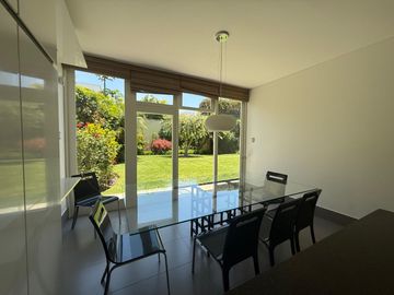 Vendo hermosa casa cerca a parque con amplia terraza y jardin frente a parque