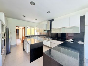 Vendo hermosa casa cerca a parque con amplia terraza y jardin frente a parque
