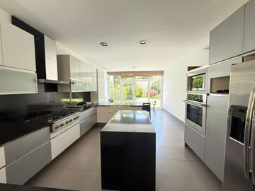 Vendo hermosa casa cerca a parque con amplia terraza y jardin frente a parque