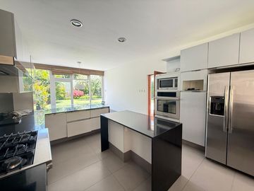 Vendo hermosa casa cerca a parque con amplia terraza y jardin frente a parque