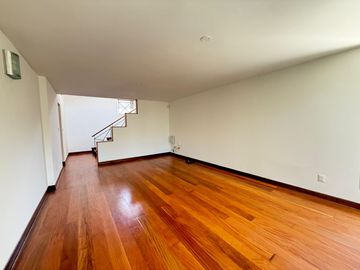 Vendo hermosa casa cerca a parque con amplia terraza y jardin frente a parque
