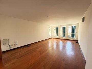 Vendo hermosa casa cerca a parque con amplia terraza y jardin frente a parque