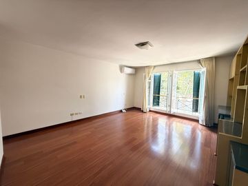 Vendo hermosa casa cerca a parque con amplia terraza y jardin frente a parque
