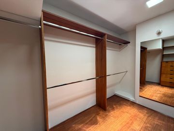 Vendo hermosa casa cerca a parque con amplia terraza y jardin frente a parque