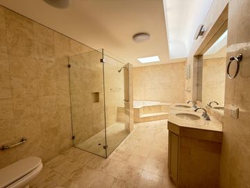 Vendo hermosa casa cerca a parque con amplia terraza y jardin frente a parque