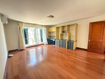 Vendo hermosa casa cerca a parque con amplia terraza y jardin frente a parque