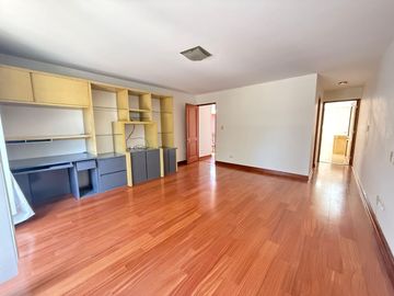 Vendo hermosa casa cerca a parque con amplia terraza y jardin frente a parque
