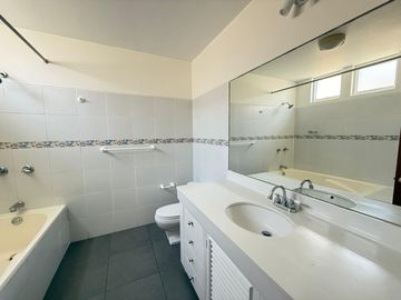 Vendo hermosa casa cerca a parque con amplia terraza y jardin frente a parque