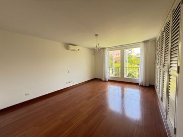 Vendo hermosa casa cerca a parque con amplia terraza y jardin frente a parque