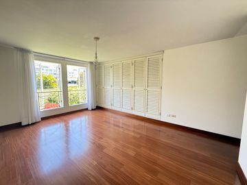 Vendo hermosa casa cerca a parque con amplia terraza y jardin frente a parque