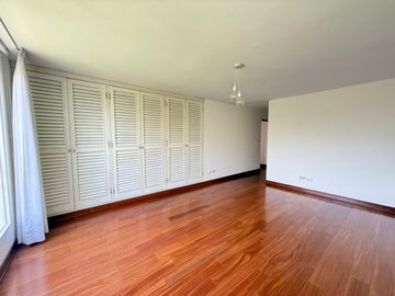 Vendo hermosa casa cerca a parque con amplia terraza y jardin frente a parque