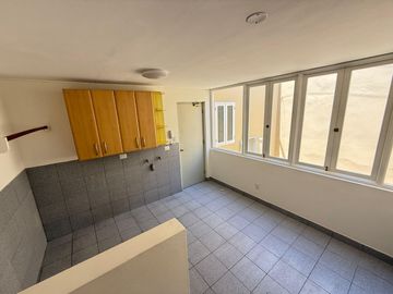 Vendo hermosa casa cerca a parque con amplia terraza y jardin frente a parque