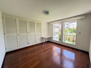 Vendo hermosa casa cerca a parque con amplia terraza y jardin frente a parque