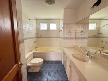 Vendo hermosa casa cerca a parque con amplia terraza y jardin frente a parque