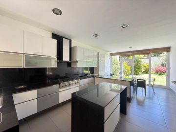 Vendo hermosa casa cerca a parque con amplia terraza y jardin frente a parque