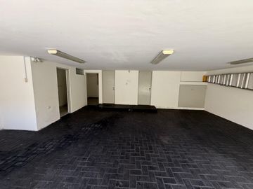 Vendo hermosa casa cerca a parque con amplia terraza y jardin frente a parque