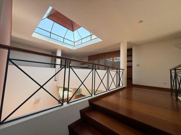 Vendo hermosa casa cerca a parque con amplia terraza y jardin frente a parque
