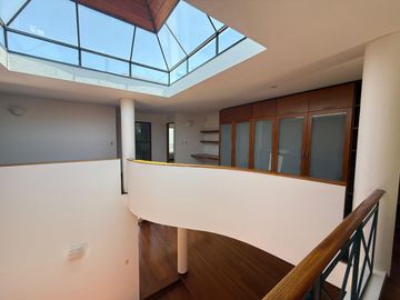Vendo hermosa casa cerca a parque con amplia terraza y jardin frente a parque