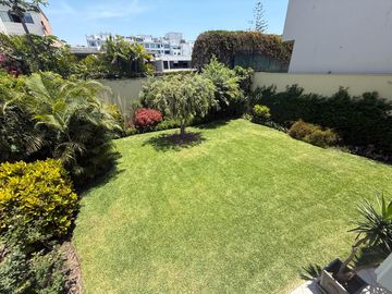 Vendo hermosa casa cerca a parque con amplia terraza y jardin frente a parque