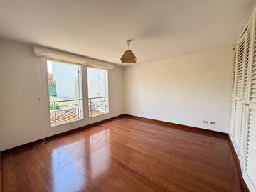 Vendo hermosa casa cerca a parque con amplia terraza y jardin frente a parque
