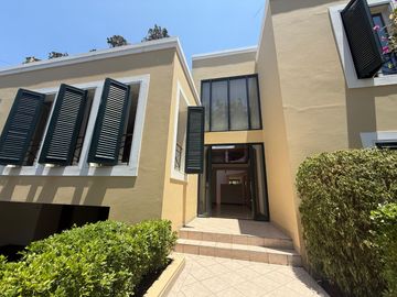 Vendo hermosa casa cerca a parque con amplia terraza y jardin frente a parque