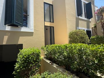 Vendo hermosa casa cerca a parque con amplia terraza y jardin frente a parque