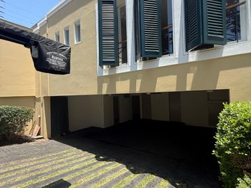 Vendo hermosa casa cerca a parque con amplia terraza y jardin frente a parque