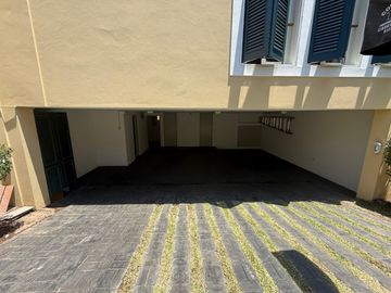 Vendo hermosa casa cerca a parque con amplia terraza y jardin frente a parque