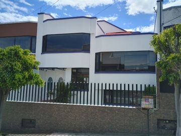 CASA EN VENTA OPORTUNIDAD, CUMBAYA, COLEGIO ALEMAN
