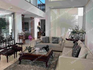 Venta moderna y amplia casa en Jardines de Jardines de  Santa Inés, Cumbaya