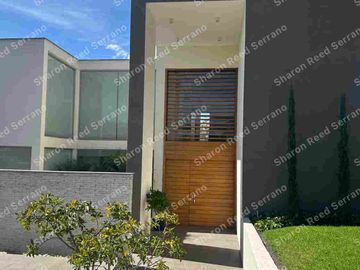 Venta moderna y amplia casa en Jardines de Jardines de  Santa Inés, Cumbaya