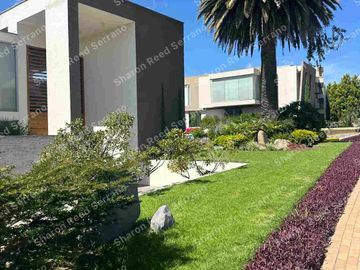 Venta moderna y amplia casa en Jardines de Jardines de  Santa Inés, Cumbaya