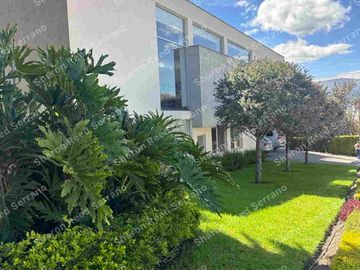 Venta moderna y amplia casa en Jardines de Jardines de  Santa Inés, Cumbaya