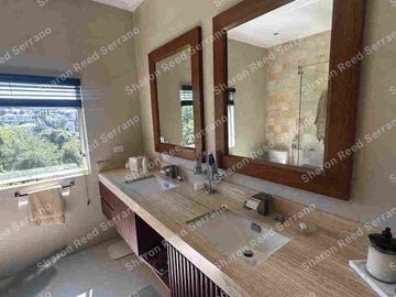 Venta moderna y amplia casa en Jardines de Jardines de  Santa Inés, Cumbaya