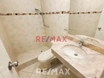 Amplio Departamento Cerca A Parque En Zona Residencial