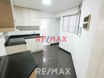 Amplio Departamento Cerca A Parque En Zona Residencial