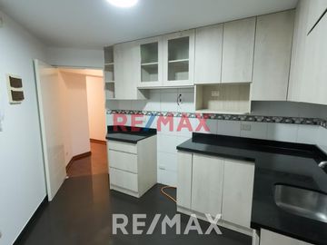 Amplio Departamento Cerca A Parque En Zona Residencial
