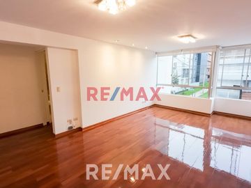 Amplio Departamento Cerca A Parque En Zona Residencial
