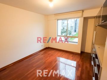 Amplio Departamento Cerca A Parque En Zona Residencial