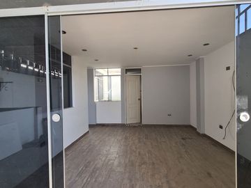 🏡 ¡Gran Oportunidad En Parcona! Casa De 3 Pisos Con Minidepartamento Independiente – Lista Para Vender