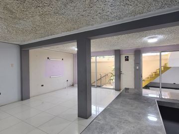 🏡 ¡Gran Oportunidad En Parcona! Casa De 3 Pisos Con Minidepartamento Independiente – Lista Para Vender