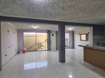 🏡 ¡Gran Oportunidad En Parcona! Casa De 3 Pisos Con Minidepartamento Independiente – Lista Para Vender