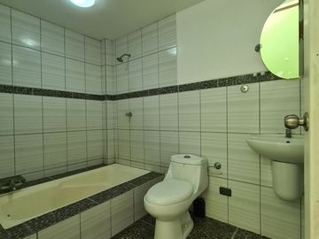 🏡 ¡Gran Oportunidad En Parcona! Casa De 3 Pisos Con Minidepartamento Independiente – Lista Para Vender